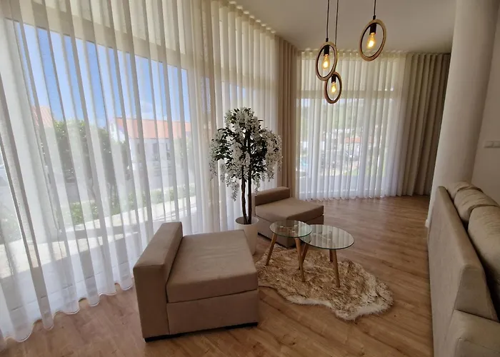 Хостел Mil E Uma Noites Санта-Круш-даш-Флориш