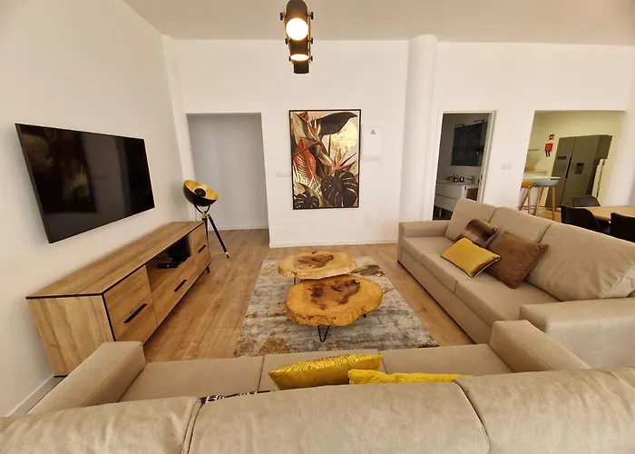 Хостел Mil E Uma Noites Санта-Круш-даш-Флориш