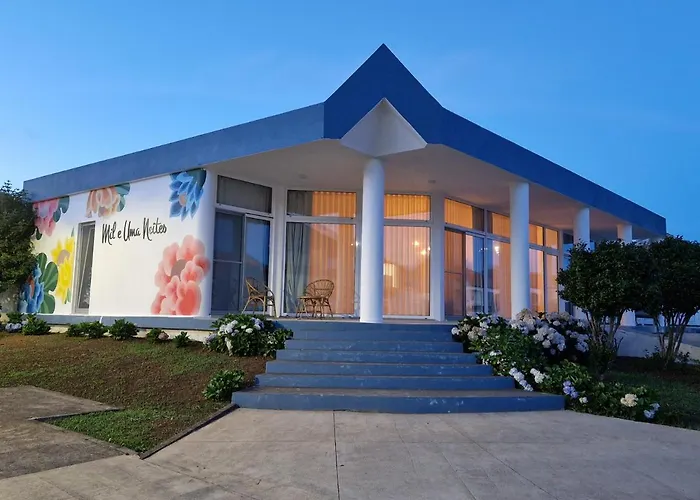 Хостел Mil E Uma Noites Санта-Круш-даш-Флориш