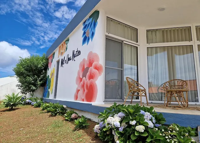 Хостел Mil E Uma Noites Санта-Круш-даш-Флориш