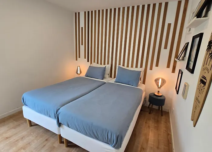 Хостел Mil E Uma Noites Санта-Круш-даш-Флориш